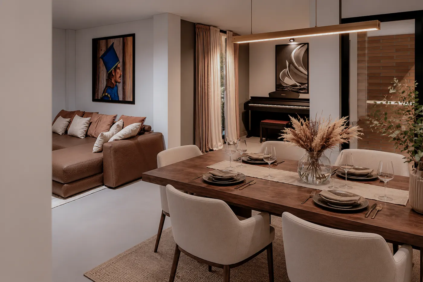 Sala y comedor con sofá en cuero, mesa de madera y piano junto a la ventana